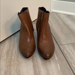 NWOT Steve Madden brown leather booties